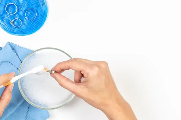 Penta Power Jewels reinigen met tandenborstel en zacht detergent