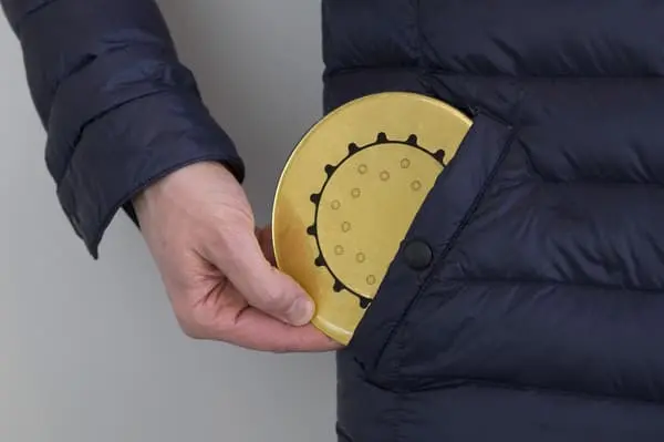 Steek de Penta Power Gold Tag in je jaszak voor bescherming tegen straling onderweg